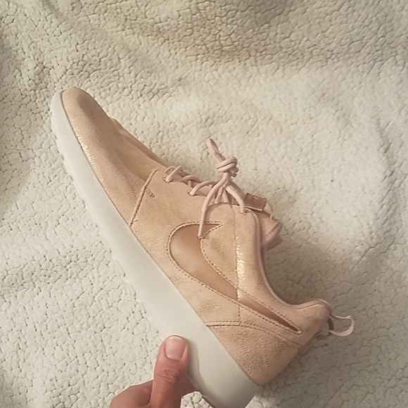 nike rose gold roshe